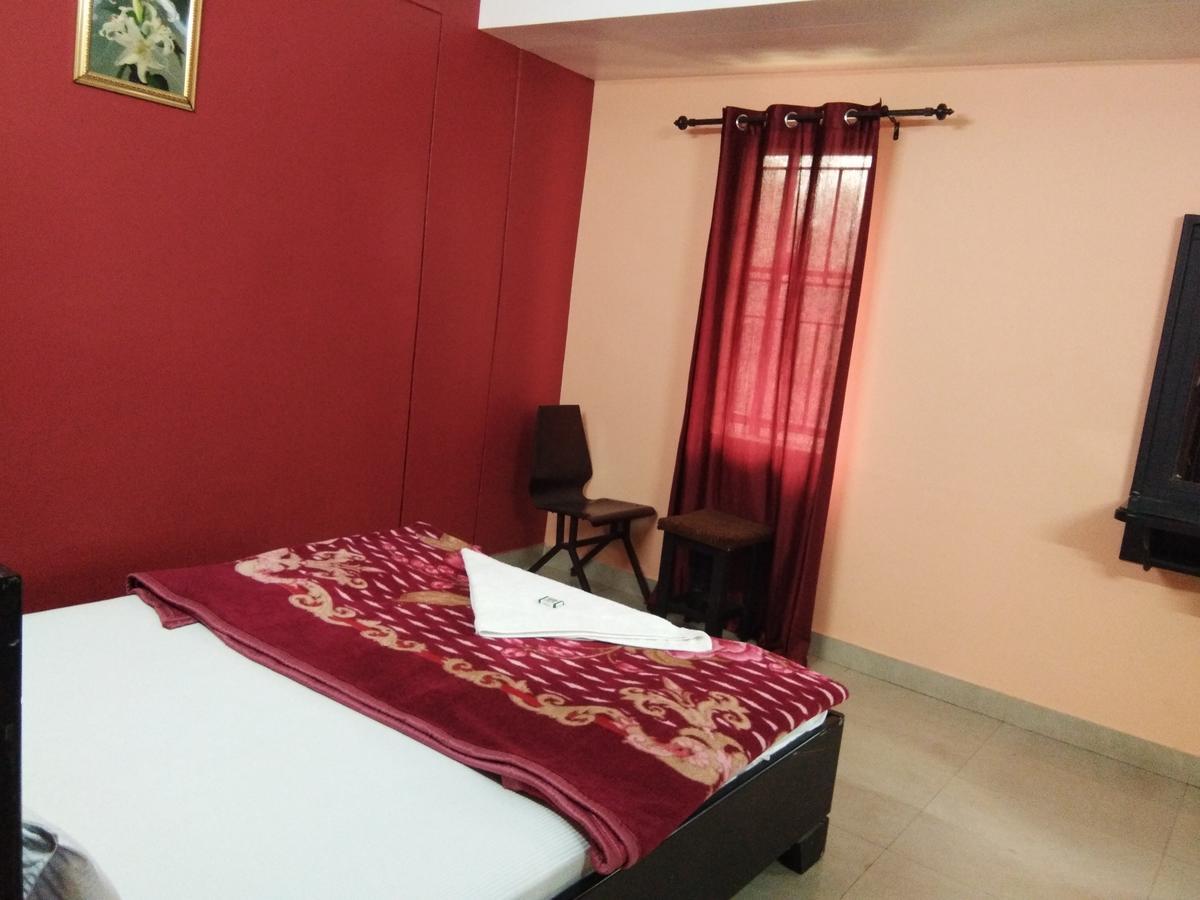 A.R.Residency Hotel Kunnamangalam Esterno foto