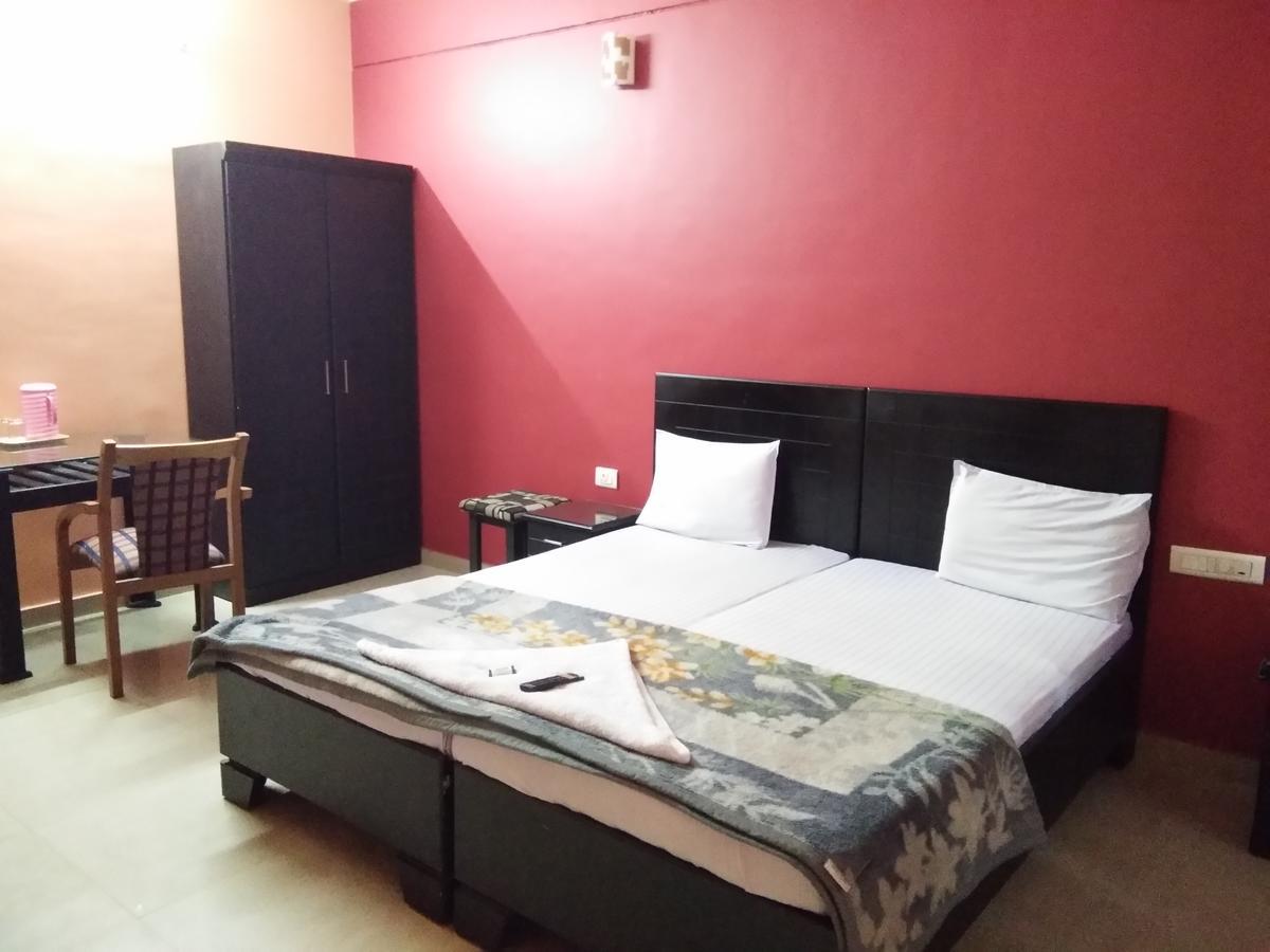 A.R.Residency Hotel Kunnamangalam Esterno foto