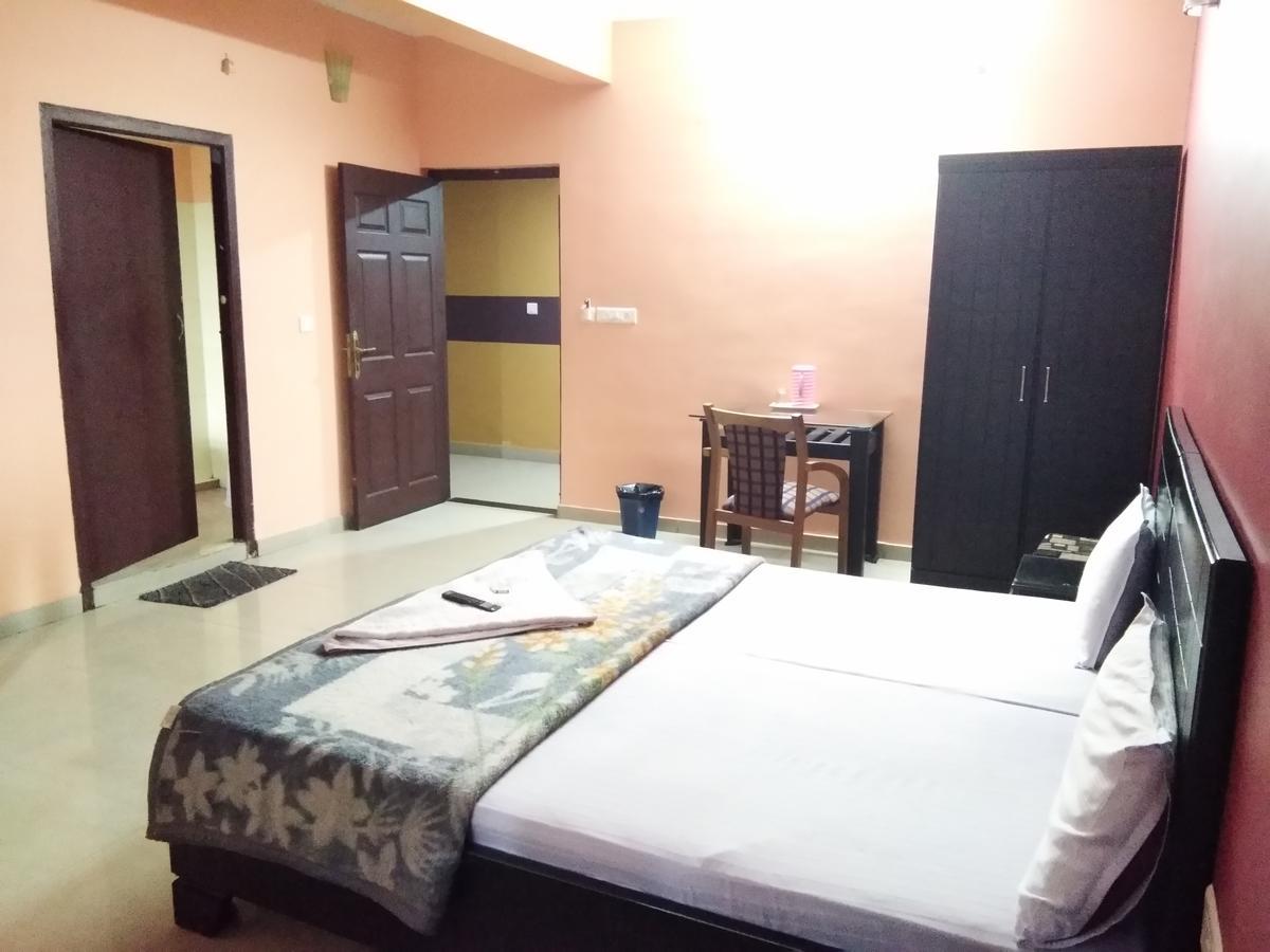 A.R.Residency Hotel Kunnamangalam Esterno foto