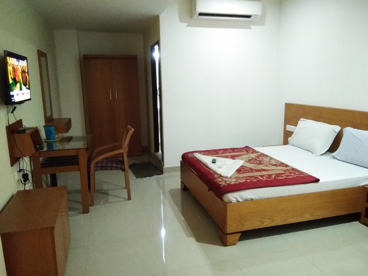 A.R.Residency Hotel Kunnamangalam Esterno foto
