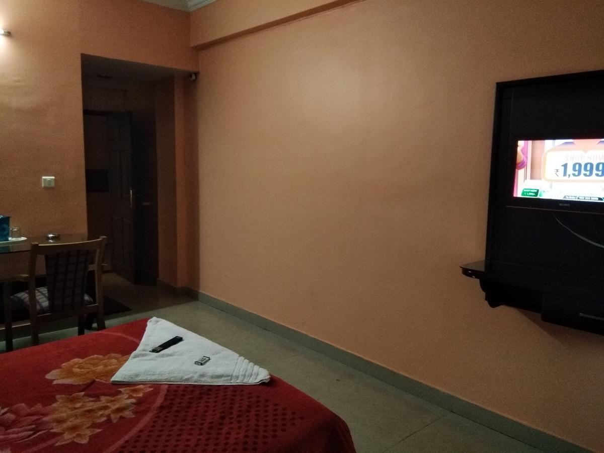 A.R.Residency Hotel Kunnamangalam Esterno foto