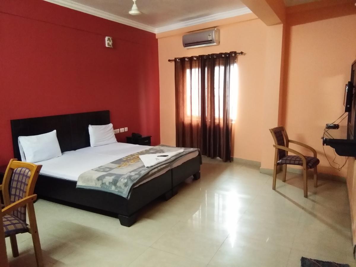 A.R.Residency Hotel Kunnamangalam Esterno foto